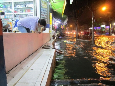 TPHCM: Nhiều tuyến đường ngập nặng sau mưa lớn - 1 Thảo Trần