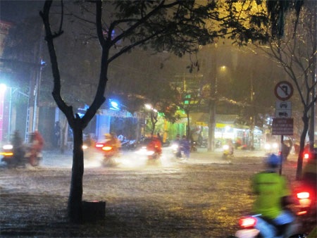 TPHCM: Nhiều tuyến đường ngập nặng sau mưa lớn - 2 Thảo Trần