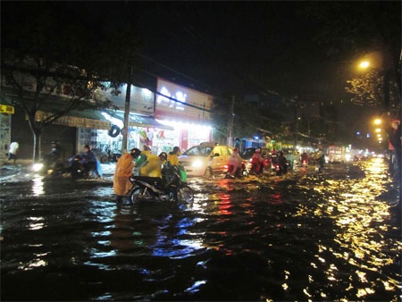 TPHCM: Nhiều tuyến đường ngập nặng sau mưa lớn - 3 Thảo Trần