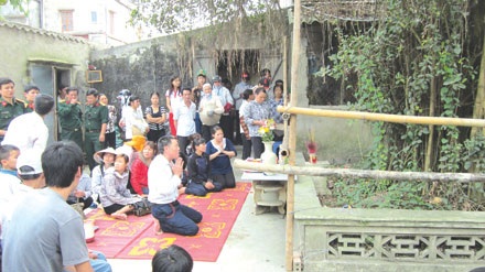 Chỉ một đôi rắn thường nằm trên cây cũng khiến cả nghìn người hiếu kỳ - 2 Người dân đang làm lễ dưới gốc đa.