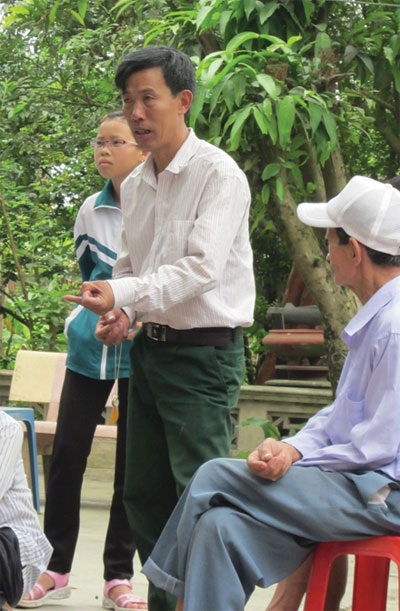 Chỉ một đôi rắn thường nằm trên cây cũng khiến cả nghìn người hiếu kỳ - 3 Ông Vũ Văn Châm đang kể lại câu chuyện ly kỳ.