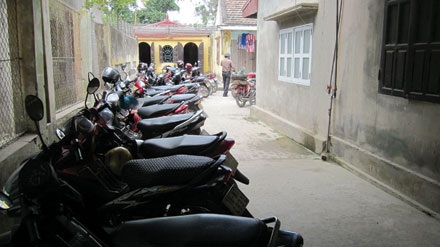 Chỉ một đôi rắn thường nằm trên cây cũng khiến cả nghìn người hiếu kỳ - 4 Bên ngoài nhà ông Châm lúc nào cũng đông đúc xe máy của người dân hiếu kỳ đến xem “ông rắn”.