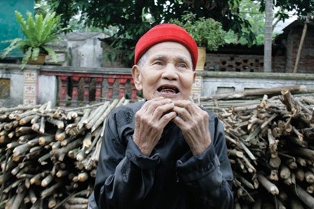 Ông lão 90 tuổi mọc lại cả hàm răng - 1 Cụ Phúc nở một nụ cười rạng ngời “khoe” hàm răng mới.