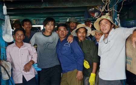 Tàu cá Quảng Ngãi bị 16 tàu Trung Quốc truy đuổi trên biển Đông - 2 Đoàn ngư dân bàng hoàng trở về từ cõi chết