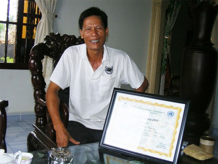 Đồng Nai có người trồng tiêu giỏi nhất thế giới - 2 Anh Thắng lâng lâng sung sướng bên tấm bằng khen giỏi nhất thế giới