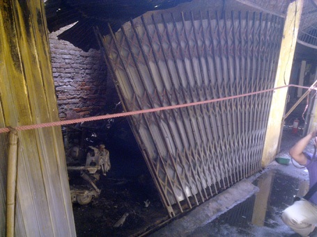 40 xe máy cháy rụi tại khu tập thể Bộ Giáo dục - Đào tạo - 7 (Ảnh: Quang Phong)