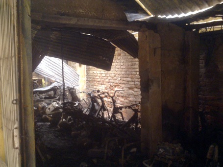 40 xe máy cháy rụi tại khu tập thể Bộ Giáo dục - Đào tạo - 8 (Ảnh: Quang Phong)