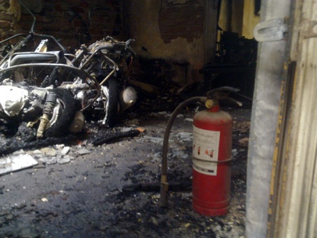 40 xe máy cháy rụi tại khu tập thể Bộ Giáo dục - Đào tạo - 9 Bình cứu hỏa bên những chiếc xe đã cháy rụi (Ảnh: Quang Phong)