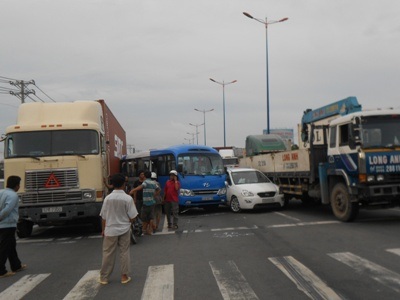Hàng loạt ô tô bị tông, dàn hàng ngang trên đường