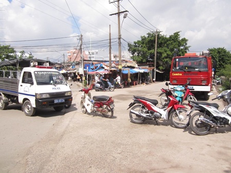Người đàn ông bị tàu hỏa tông rớt xuống sông - 2 Cầu Bình Lợi bị phong tỏa để phục vụ công tác tìm kiếm nạn nhân