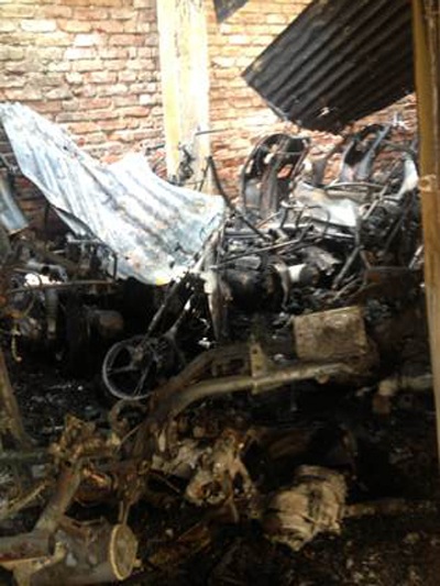 40 xe máy cháy rụi tại khu tập thể Bộ Giáo dục - Đào tạo - 6 Hàng chục xe máy, gồm nhiều xe đắt tiền, bị thiêu rụi.