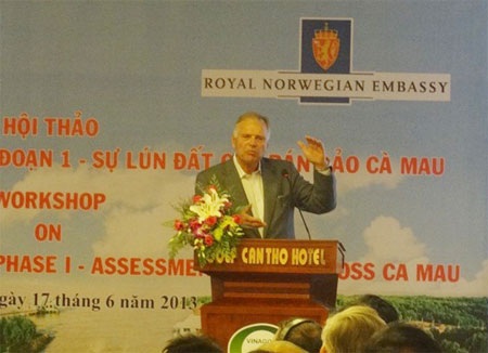 Cà Mau có thể biến mất trong vài thập kỷ tới vì bơm nước ngầm - 1 Tiến sĩ Kjell Karlsrud phát biểu tại hội nghị