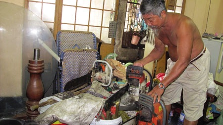 Dị nhân Sài Gòn “mình đồng da sắt” 66 năm không mặc áo - 3 Chuẩn bị máy cưa, lên đường đốn củi ở Sài Gòn