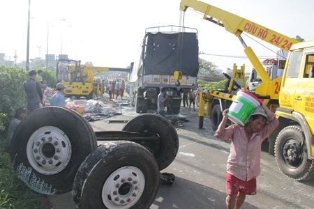 4 bánh xe văng hẳn ra ngoài (Ảnh: Vũ Lê)