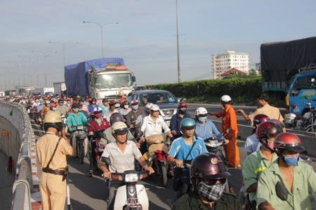 Lực lượng chức năng vất vả phân làn (Ảnh: Vũ Lê)