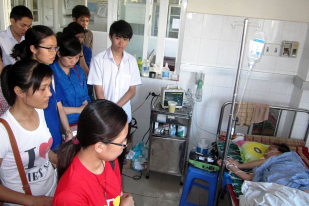 Những người “ăn xin” cao cả - 2 Nhiều người đến thăm, giúp đỡ sản phụ Ngân sau hiệu ứng của mạng Internet.
