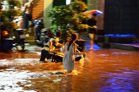 Sài Gòn ngập sâu nhất kể từ đầu mùa mưa - 3 Thảo Trần
