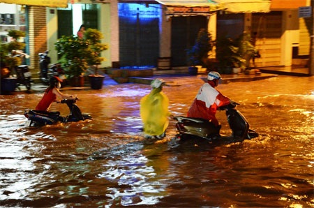 Sài Gòn ngập sâu nhất kể từ đầu mùa mưa - 5 Thảo Trần