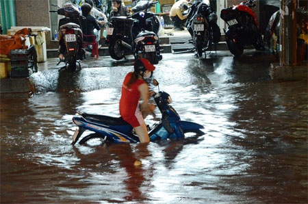 Sài Gòn ngập sâu nhất kể từ đầu mùa mưa - 6 Thảo Trần