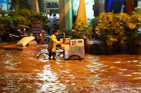 Sài Gòn ngập sâu nhất kể từ đầu mùa mưa - 7 Thảo Trần