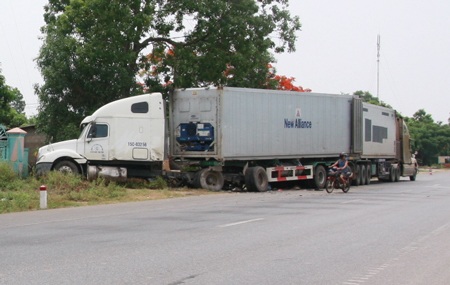 Xe tải tông xe container, 5 người gặp nạn - 1 Hiện trường vụ tai nạn