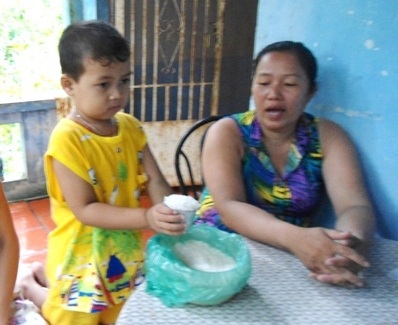 Chuyện kỳ lạ về cậu bé chỉ thích ăn gạo sống - 2 Gạo sống là thực phẩm ưa thích của Tấn Bảo
