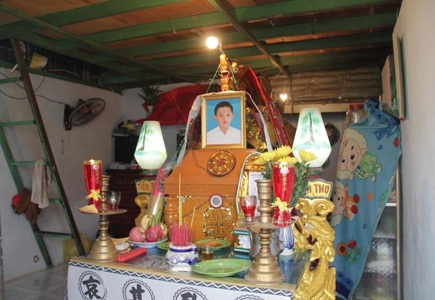 Cậu bé nhỏ tuổi sớm gặp nhiều bất hạnh trong cuộc sống, nay lại ra đi vì cứu em họ