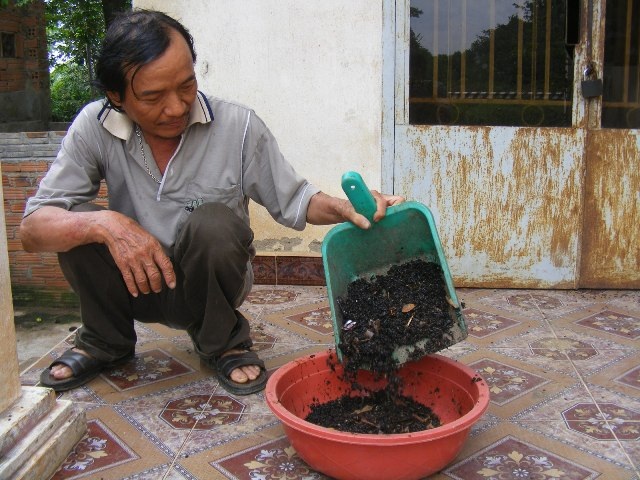 Một người dân tại ấp 2 xã An Viễn thu gom bọ đậu đen mang đi tiêu hủy