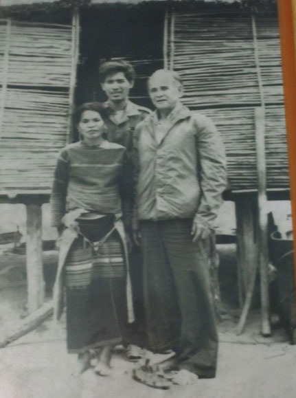 Vợ nối dây của Anh hùng Núp qua đời - 2 Cụ bà Chrớ cùng Anh hùng Núp và con trai lớn lúc còn sống