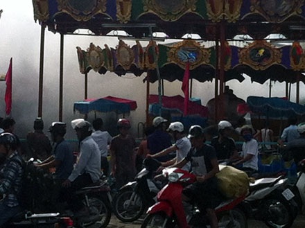 Khói đen bao phủ cả khu vui chơi (Ảnh: Lao động)