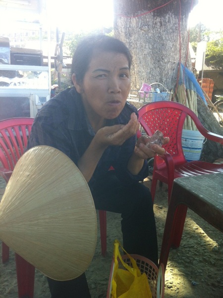 Từ 2 năm nay chị Hà Thị Bảy ăn đá lạnh thay cơm.