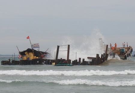 Sóng dữ dội khiến công tác khai quật không thể tiếp tục