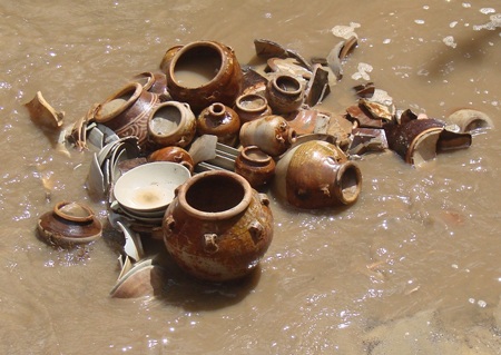 Khá nhiều cổ vật nguyên vẹn lộ diện trên cát