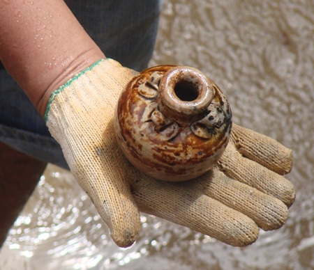 Tiến sĩ Nguyễn Đăng Vũ - Giám đốc Sở VH-TT-DL Quảng Ngãi cẩn trọng bê cổ vật chum có hoa văn chìm