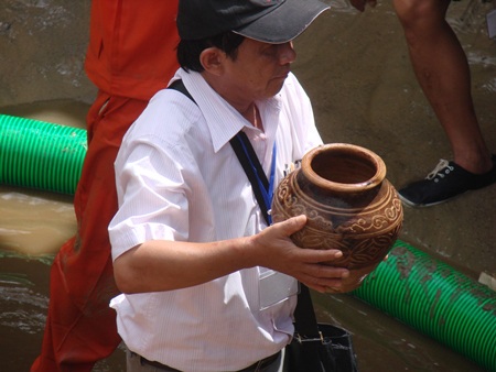 Tiến sĩ Nguyễn Đăng Vũ - Giám đốc Sở VH-TT-DL Quảng Ngãi cẩn trọng bê cổ vật chum có hoa văn chìm