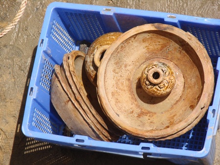 Đĩa và lọ còn nguyên vẹn sau hơn 500 năm bị chôn vùi dưới đáy biển.