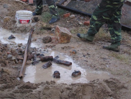 Sau 3 tiếng nổ liên tiếp, phát hiện 11 quả đạn "ẩn" trong cát - 1 Xử lý 11 quả đạn nằm lẫn trong cát tạp