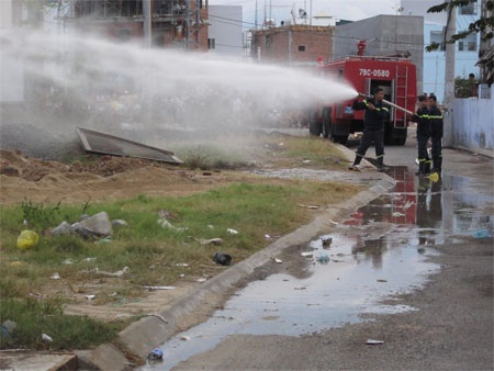 Sau 3 tiếng nổ liên tiếp, phát hiện 11 quả đạn "ẩn" trong cát - 2 Lực lượng chức năng phun nước làm nguội cát