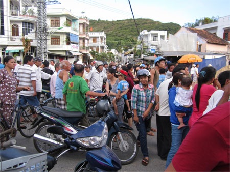 Sau 3 tiếng nổ liên tiếp, phát hiện 11 quả đạn "ẩn" trong cát - 3 Đông đảo người dân theo dõi việc xử lý các quả đạn