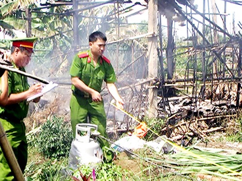 Công an khám nghiệm hiện trường, phát hiện xăng và bình gas