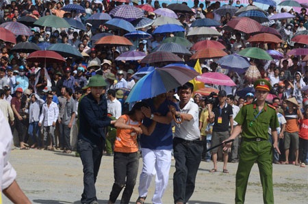 Ấn tượng trường đua ngựa của những chàng nông dân vùng cao - 7 Một khán giả bị ngựa tông phải