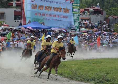 Ấn tượng trường đua ngựa của những chàng nông dân vùng cao - 1 Bà con vùng cao và khách du lịch đội nắng theo dõi cuộc đua