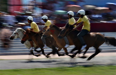 Ấn tượng trường đua ngựa của những chàng nông dân vùng cao - 2 Bà con vùng cao và khách du lịch đội nắng theo dõi cuộc đua