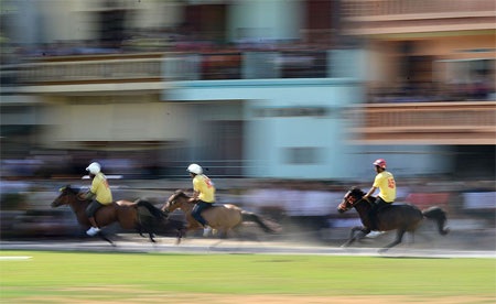 Ấn tượng trường đua ngựa của những chàng nông dân vùng cao - 3 Bà con vùng cao và khách du lịch đội nắng theo dõi cuộc đua