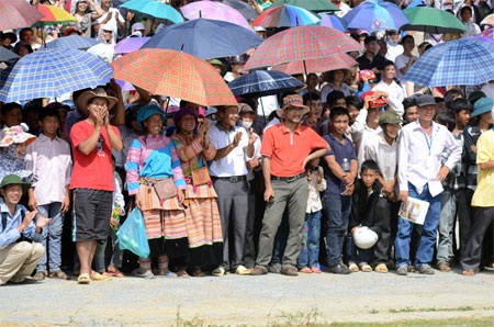 Ấn tượng trường đua ngựa của những chàng nông dân vùng cao - 4 Bà con vùng cao và khách du lịch đội nắng theo dõi cuộc đua