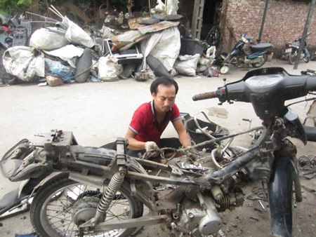 Anh Phạm Văn Tư đang “phanh thây” một chiếc xe máy
