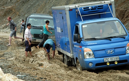 Một điểm sạt lở từ huyện Mường Tè ra thị xã Lai Châu khiến ô tô sa lầy.
