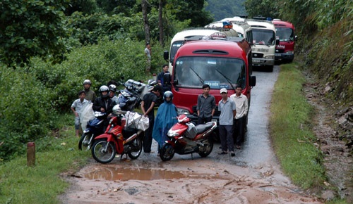 Đoàn xe nối đuôi nhau dài cả cây số chờ thông xe trong nhiều giờ đồng hồ.