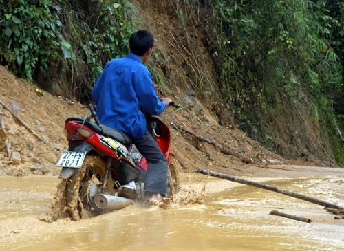 ... liều mạng vượt vũng lầy.