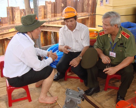 Tàu cổ vật 500 năm tuổi đã lộ diện - 5 Dùng nước biển rửa cát trong bình cổ vật